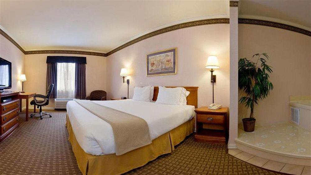 Holiday Inn Express North Tyler Exterior photo